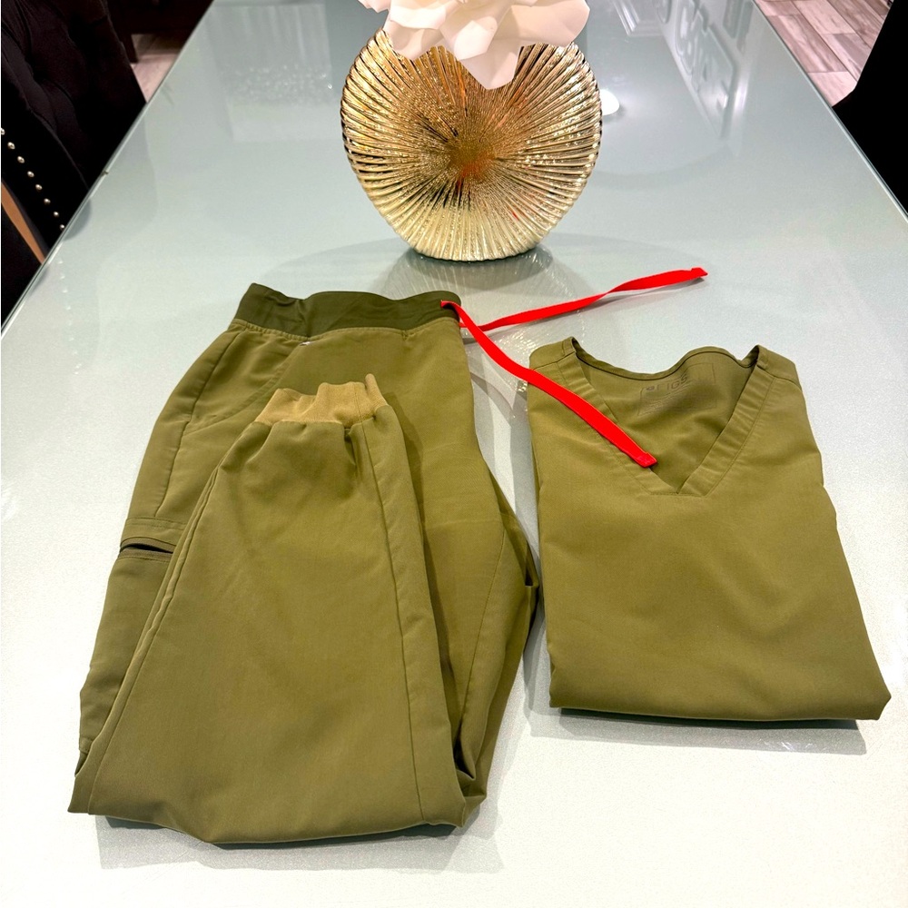 Figs woman Forest Green top and Joggers